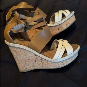 Dolce vita wedges. No size listed but I am a 6.5-7 and they fit me.
